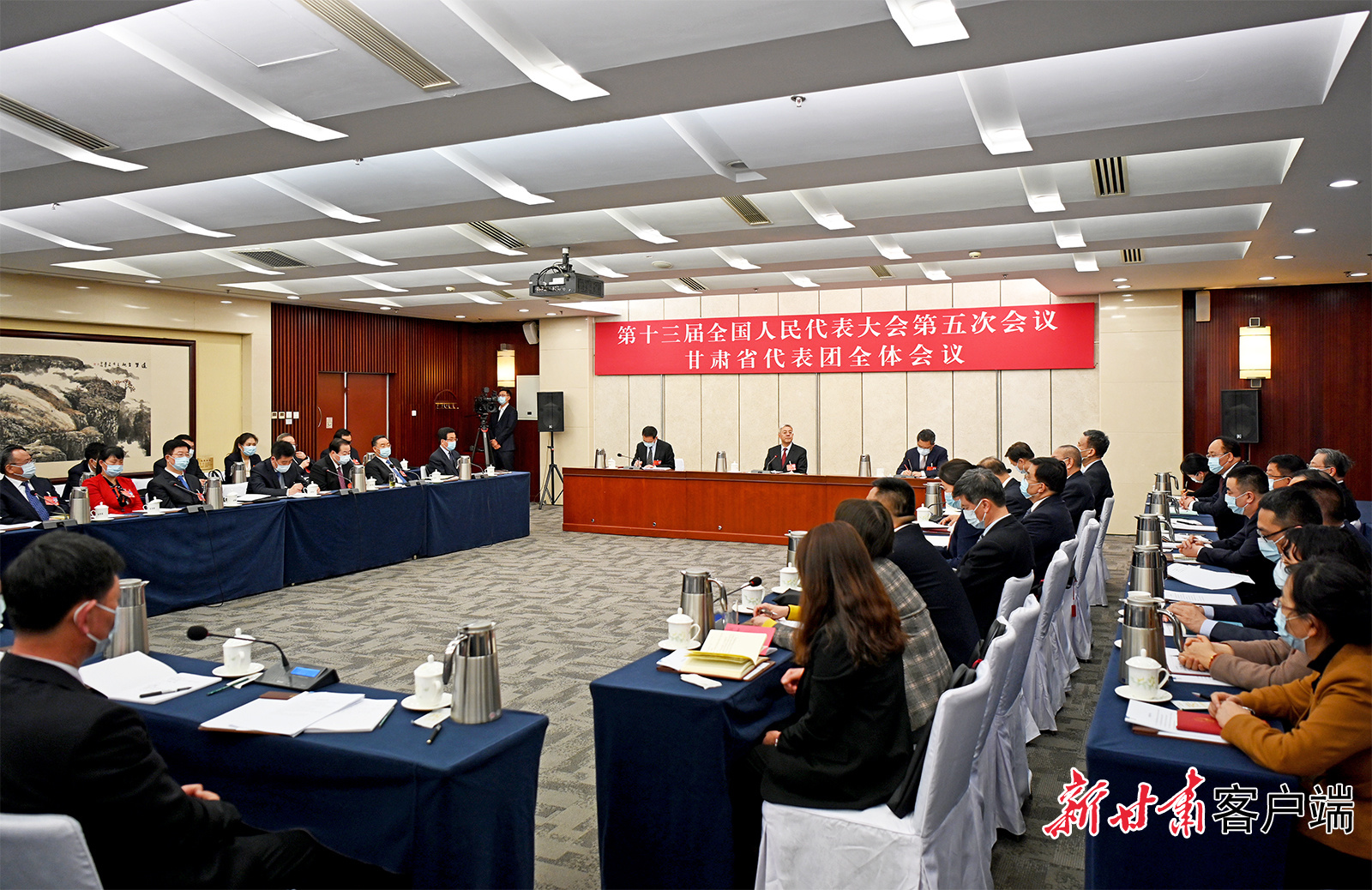 甘肅代表團舉行全體會議，尹弘主持并講話