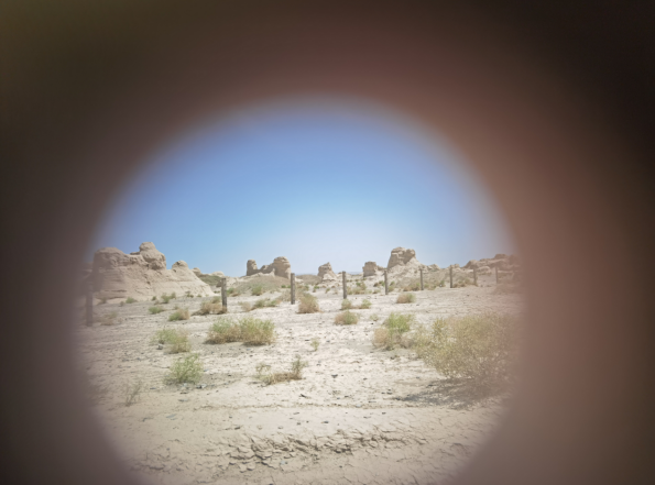 插圖2：透過河西走廊遺存的古陶片孔洞所見。攝影：陳曉斌。拍攝日期：2020年6月。