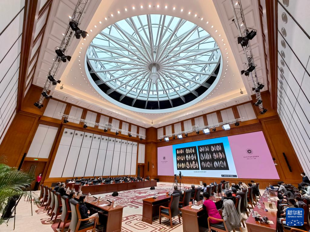 3月18日，“中國(guó)社會(huì)科學(xué)院考古學(xué)論壇·2021年中國(guó)考古新發(fā)現(xiàn)”進(jìn)行入選項(xiàng)目報(bào)告環(huán)節(jié)（手機(jī)照片）。