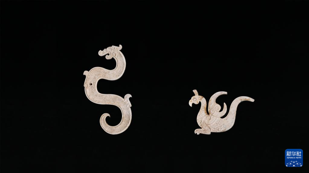 江西樟樹(shù)市國(guó)字山戰(zhàn)國(guó)墓葬出土玉龍、玉鳳（資料圖）。