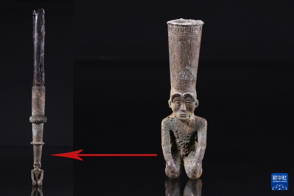 江西樟樹(shù)市國(guó)字山戰(zhàn)國(guó)墓葬出土銅跽坐人鐓（資料圖）。