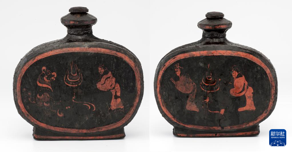 湖北云夢(mèng)縣鄭家湖戰(zhàn)國(guó)秦漢墓地出土扁壺（資料圖）。