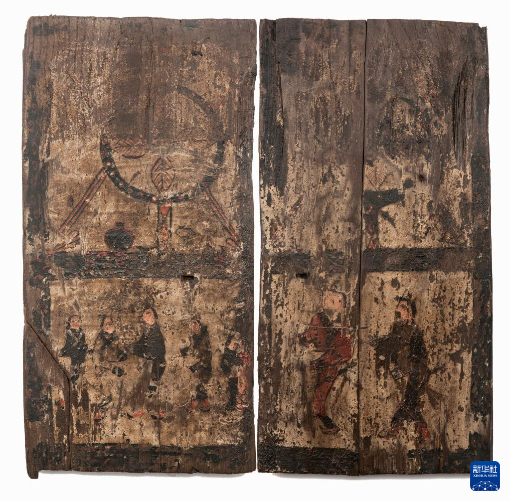 湖北云夢(mèng)縣鄭家湖戰(zhàn)國(guó)秦漢墓地的一處板門(mén)繪畫(huà)（資料圖）。