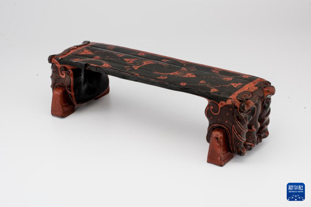 湖北云夢(mèng)縣鄭家湖戰(zhàn)國(guó)秦漢墓地出土漆木虎頭枕（資料圖）。