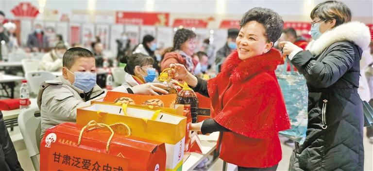 身殘志堅(jiān)的郭淑芳與愛同行37年 點(diǎn)一盞燈，照亮別人也照亮自己