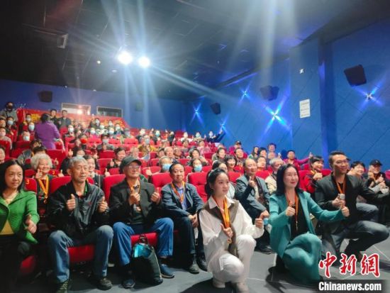 《浴血誓言》主創(chuàng)團(tuán)隊(duì)與到場的紅軍后代合影?！￡愡x斌 攝