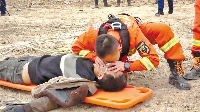 天水：消防員人工呼吸救回中毒農(nóng)民工 我們?yōu)槟泓c(diǎn)贊！