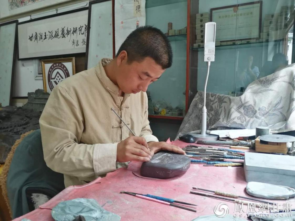 洮硯制作技藝第六代傳人、國(guó)家藝術(shù)基金資助青年藝術(shù)家、正高級(jí)洮硯雕刻藝術(shù)師李江平十年如一日專注于洮硯制作 圖源自網(wǎng)絡(luò)