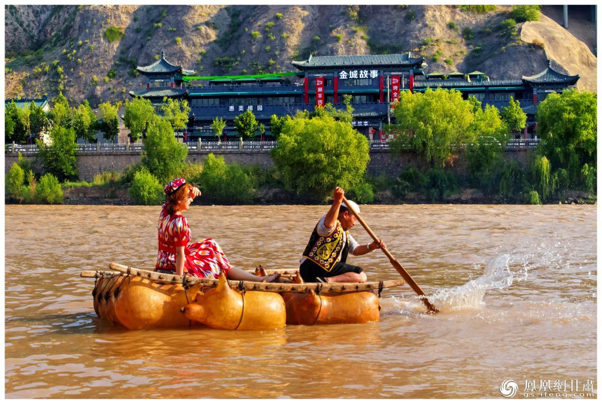 筏子客揮動著劈波斬浪的船槳，槳聲中混搭著風聲、水聲和男女對歌的花兒聲。蘭州市文旅局供圖