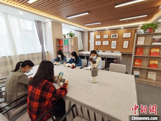 近日，在國(guó)網(wǎng)甘肅電力黨校職工書屋，正在舉行青年職工讀書交流活動(dòng)?！⌒煅?攝