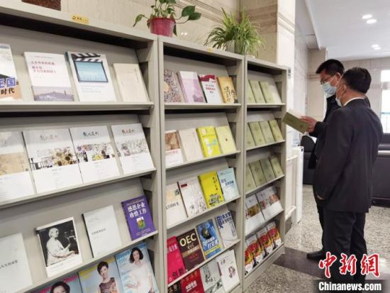 圖為國(guó)網(wǎng)甘肅電力黨校的職工書架?！⌒煅?攝