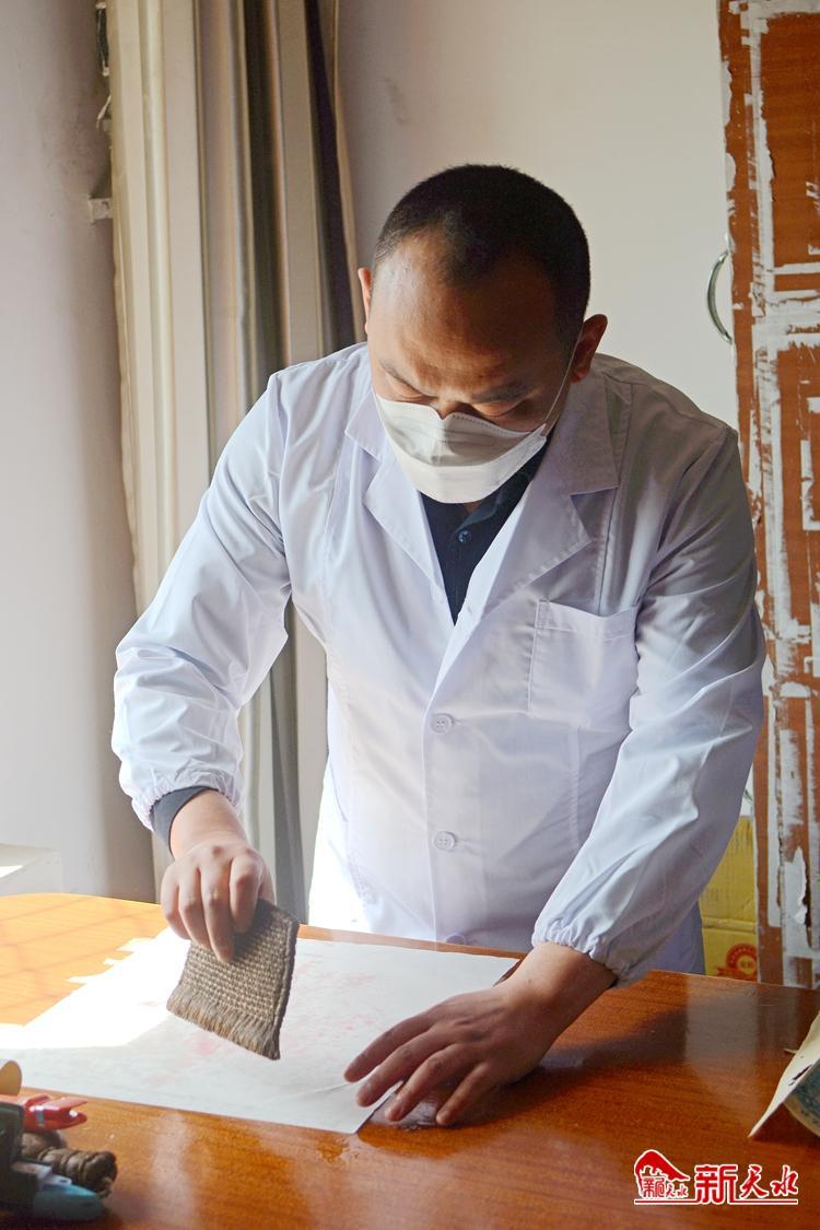 朽爛歷史檔案如何獲新生？看修復師“妙手回春”