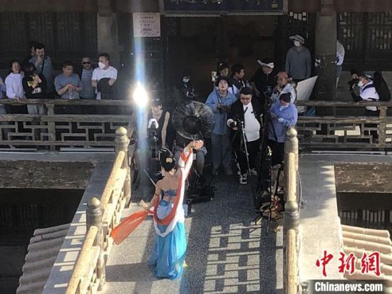 圖為5月以來(lái)，“奧大?！敝辈ガF(xiàn)場(chǎng)引游客圍觀。　敦煌市委宣傳部供圖