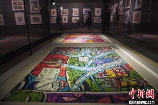 市民參觀少兒美術展覽。