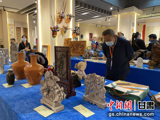 來自全省的近800件作品進(jìn)入專家評審環(huán)節(jié)，作品涵蓋雕塑雕刻、漆器、工藝花畫等多個(gè)類別。徐雪 攝