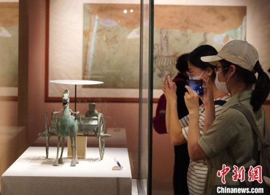 圖為參觀者參觀“大道攸歸：五涼文化展”展陳文物?！【琶赖┰?攝