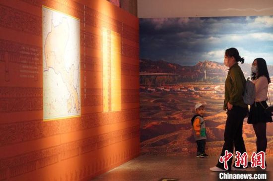 圖為參觀者參觀“大道攸歸：五涼文化展”展陳文物?！【琶赖┰?攝