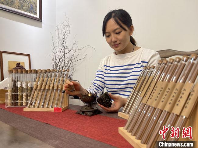 圖為魯雯展示燃香禮儀?！「攥?攝