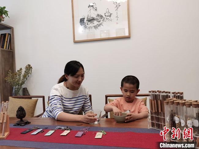 圖為魯雯為小學員授課和培訓。　馮志軍 攝