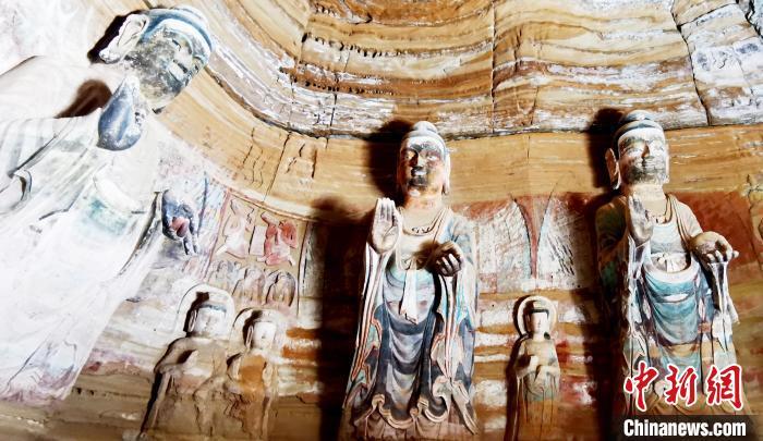 北石窟寺窟內(nèi)造像因受水顯得斑駁?！“瑧c龍 攝