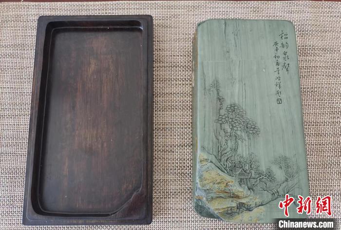 圖為甘肅甘南州洮硯藝人為提升洮硯文化內(nèi)涵，制作“一盒一拓”成品展示。(資料圖) 張婧 攝
