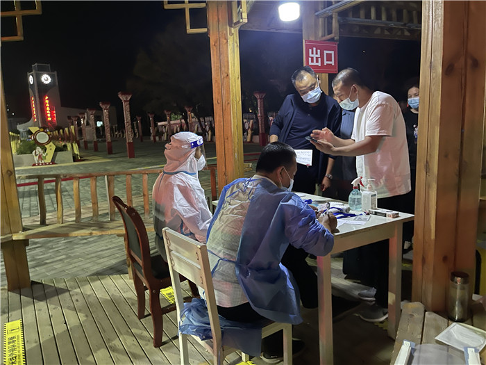 臨夏州紀(jì)委監(jiān)委督查組在廣河縣高速路口監(jiān)督檢查疫情防控措施落實情況。.jpg