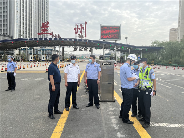 7月13日，蘭州市紀委監(jiān)委第四監(jiān)督檢查室聯(lián)合市紀委監(jiān)委派駐市公安局紀檢監(jiān)察組檢查環(huán)蘭檢查站疫情防控措施落實情況。.jpg