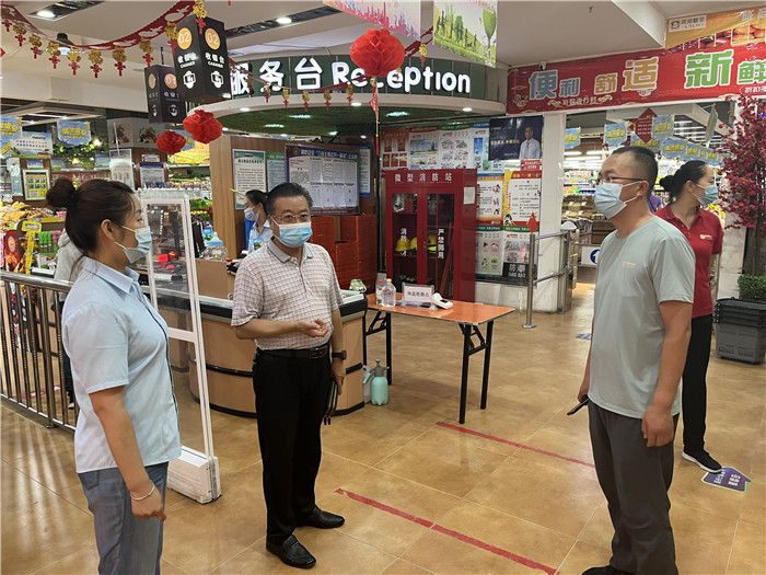 7月15日，酒泉市玉門市疫情防控督查組在隴商聯(lián)華超市監(jiān)督檢查疫情防控措施落實情況。 .jpg