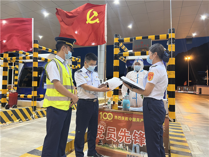 7月16日，甘肅省公航旅渭武高速運營公司紀檢監(jiān)察干部深入宕昌西收費站督查疫情防控措施落實情況。陳強 攝.jpg