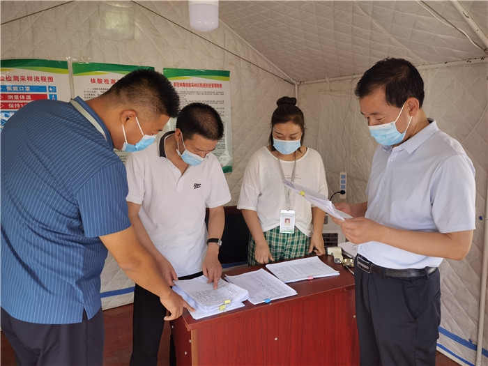 7月18日，慶陽市紀委監(jiān)委督查組在慶陽汽車北站了解來慶返慶人員信息登記、四級網(wǎng)格落實等疫情防控措施落實情況。 張霖森 攝.jpg