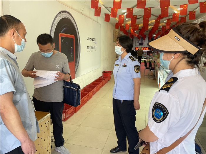 7月20日，定西市漳縣紀委監(jiān)委駐縣衛(wèi)生健康局紀檢監(jiān)察組抽調(diào)縣市場監(jiān)管局、衛(wèi)建局工作人員,深入新寺鎮(zhèn)萬家超市查看人員出入登記、環(huán)境消殺等。 蔣湘濤 攝.jpg