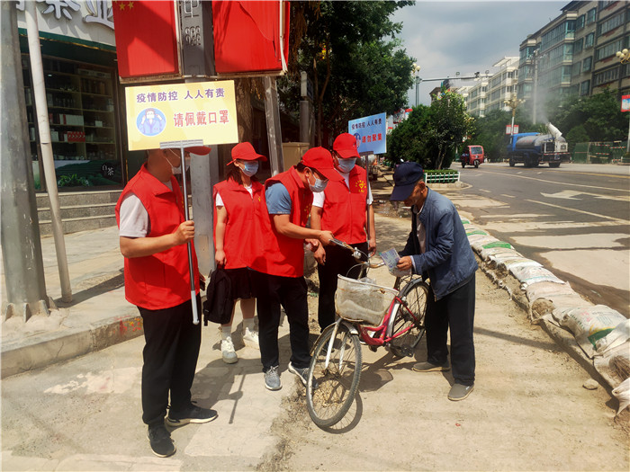 7月21日，定西市通渭縣紀委監(jiān)委機關志愿者在城區(qū)開展“不聚集、戴口罩”志愿活動。.jpg