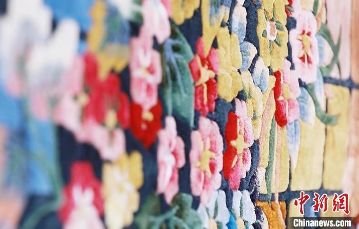 圖為手工地毯成品?！《姑?攝