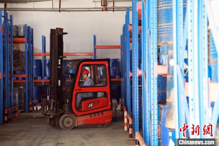 圖為甘肅省危險廢物處置中心危險廢物儲存庫?！∥航ㄜ?攝