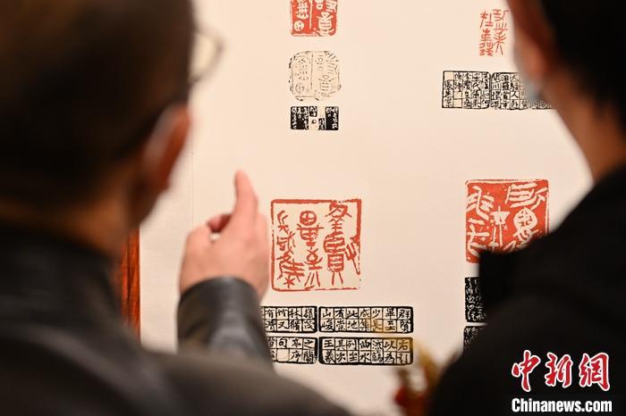 圖為甘肅蘭州，參展作品吸引參觀者。 中新社記者 李亞龍 攝