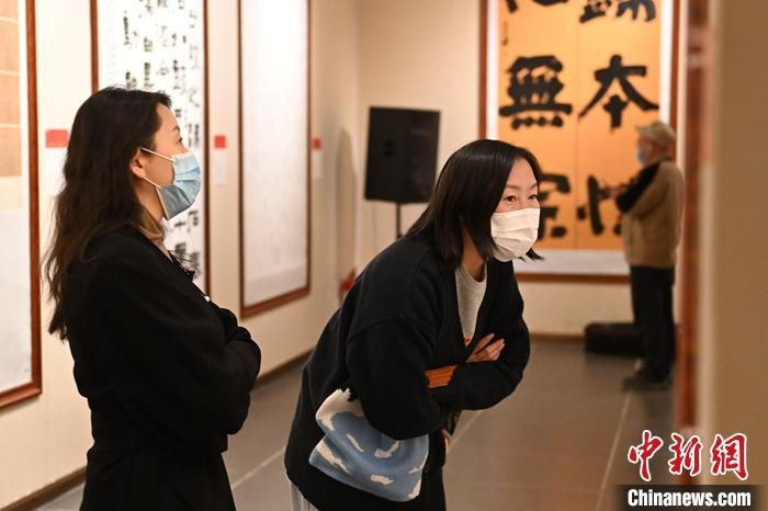 圖為甘肅蘭州，參展書法作品吸引參觀者。 中新社記者 李亞龍 攝