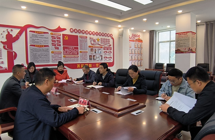10月19日，康縣紀(jì)委監(jiān)委組織部分班子成員，辦公室、信訪室、案管室、審理室、紀(jì)檢監(jiān)察室等相關(guān)工作人員開(kāi)展黨的二十大報(bào)告專(zhuān)題討論。.jpg