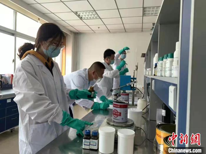 圖為肖菲(前一)帶領(lǐng)團隊研發(fā)水性涂料。(資料圖) 受訪者供圖