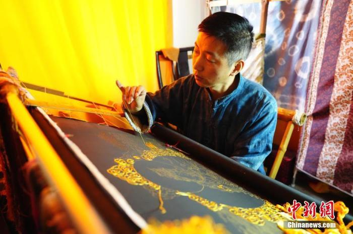 系統(tǒng)性挖掘整理古代敦煌刺繡，是甘肅天水市級(jí)非遺代表性項(xiàng)目武山刺繡代表性傳承人劉云帆這兩年最緊要的工作之一。圖為劉云帆在創(chuàng)作富含敦煌刺繡元素的作品。 中新社發(fā) 謝秉錫 攝 