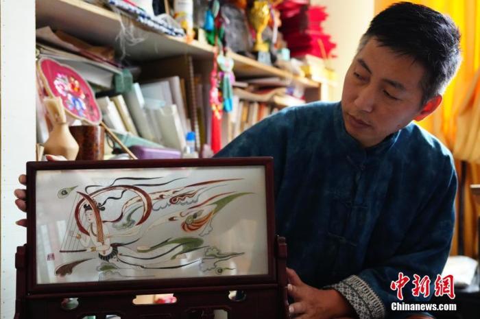 圖為劉云帆展示敦煌元素的刺繡作品。 中新社發(fā) 謝秉錫 攝