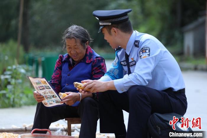 圖為民警背警務(wù)小包給民眾宣講政策。(資料圖) 甘肅省公安廳供圖