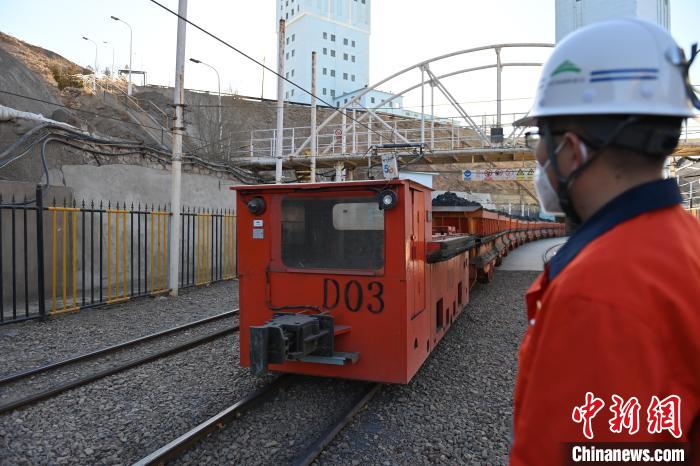 圖為工作人員正在觀察車輛運(yùn)行情況?！±顏嘄?攝