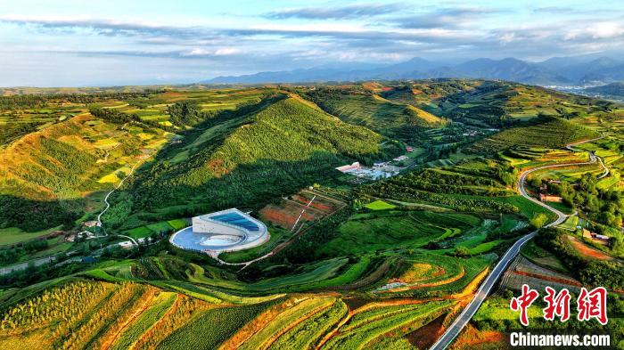 航拍視角下的樺林古動(dòng)物化石埋藏原址館。該館位于臨夏州和政縣。(資料圖) 和政宣傳部供圖