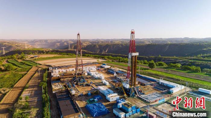 圖為中石油長慶油田慶陽華H60雙機(jī)組鉆井現(xiàn)場。(資料圖) 慶陽市委宣傳部供圖