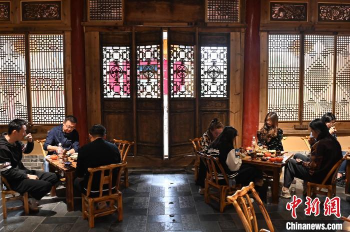 圖為甘肅天水市秦州區(qū)平南鎮(zhèn)蘇灣村民俗莊園內(nèi)的“圍爐煮茶”網(wǎng)紅打卡點(diǎn)。(資料圖) 李亞龍 攝