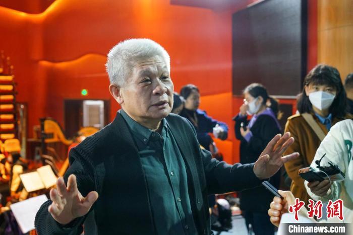 該劇導(dǎo)演蔣力向媒體介紹相關(guān)情況?！《∷?攝