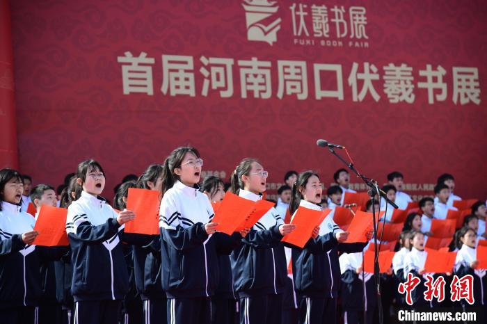 圖為學(xué)生們?cè)陂_幕式上誦讀經(jīng)典?！×赫赵?攝