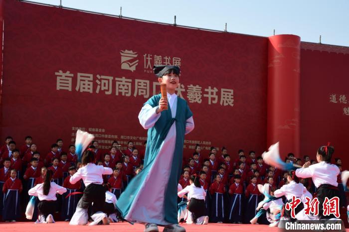 圖為學(xué)生們?cè)陂_幕式上誦讀經(jīng)典。　梁照曾 攝