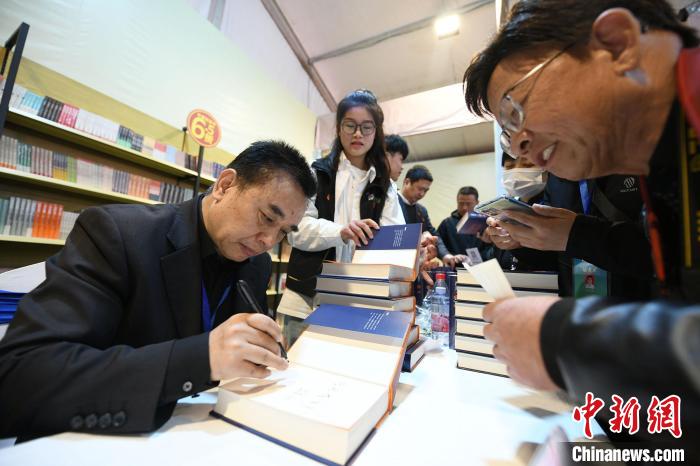 圖為作家王躍文現(xiàn)場(chǎng)簽名售書?！×赫赵?攝