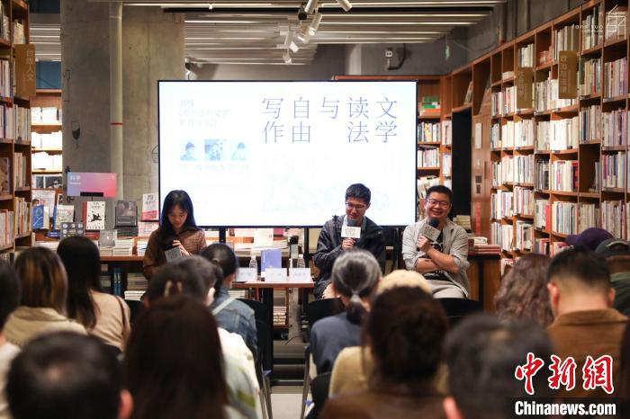 《至少還有文學(xué)》推出：在今天，我們?yōu)槭裁催€需要文學(xué)？